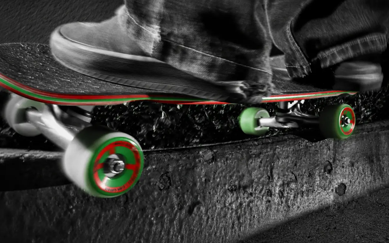 Skateboard cruiser cu roți verzi pe stradă